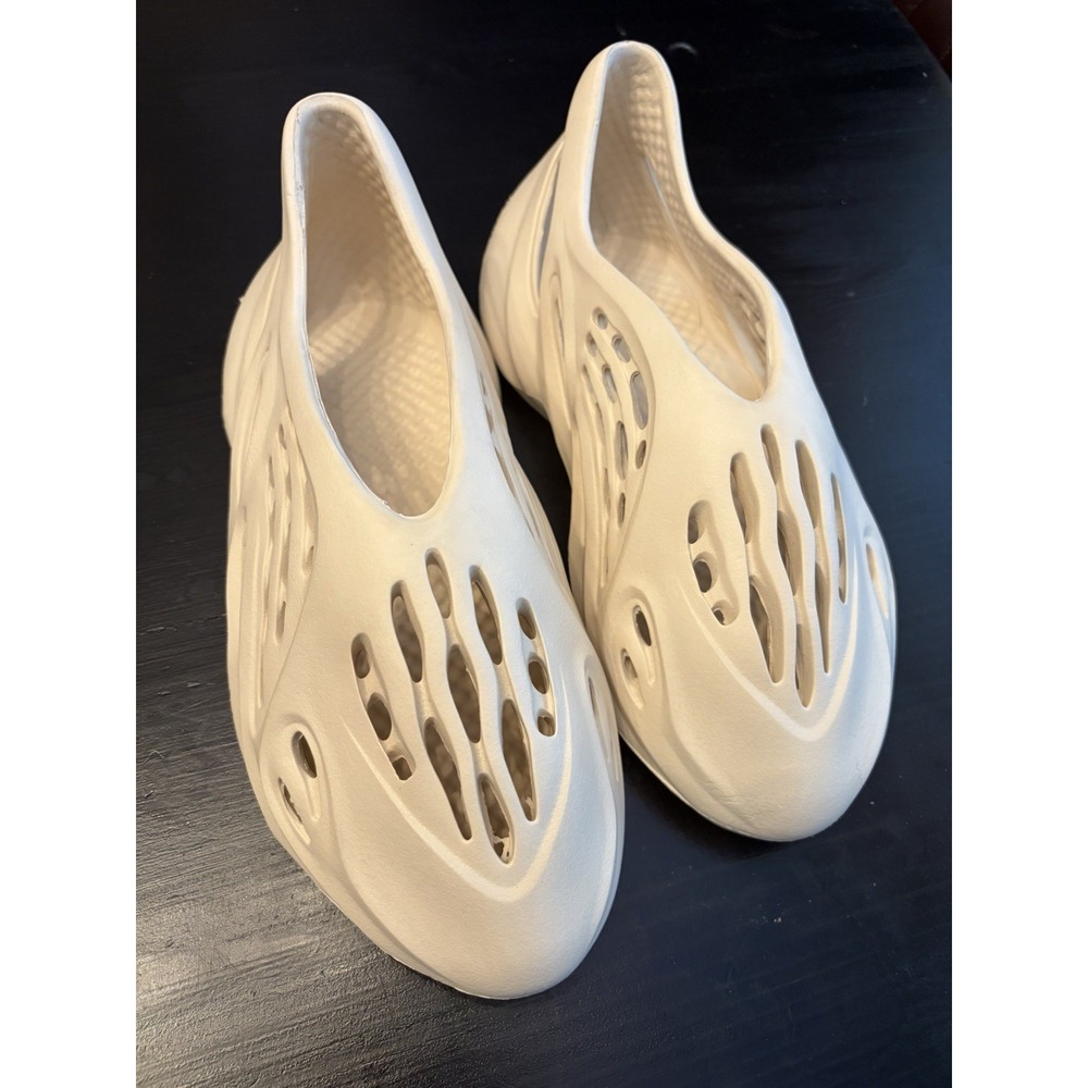 Size 9m Yeezy Foam Runner Sand (Lightly Used No Box)